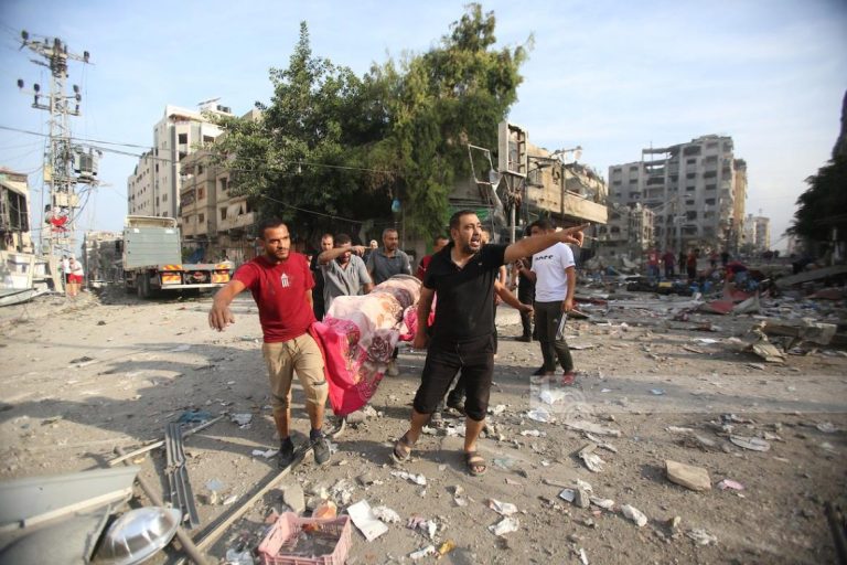 ادامه حملات هوایی اسراییل بر غزه؛ دست‌کم ۷۰ فلسطینی در یک کمپ بی‌جا شده‌گان کشته شدند