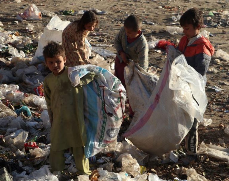 کودکان در افغانستان در وضعیت به شدت آسیب‌پذیری به‌سر می‌برند