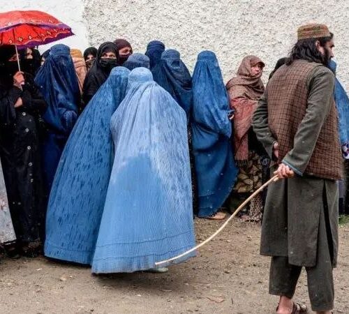 عادی‌سازی بحرانِ افغانستان؛  چرا زنان بیش‌ترین بهای فراموشی جهان را می‌پردازند؟