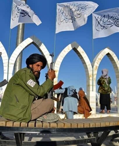 اجبار معلمان و شاگردان به پرداخت ۲۰۰ افغانی برای خرید بیرق؛ نگرانی‌ ها از وضعیت مکاتب در افغانستان